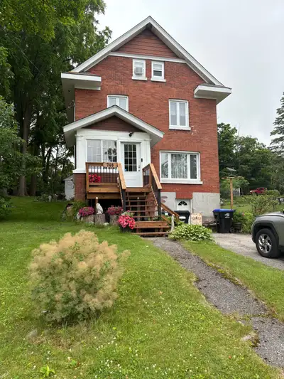 A 4 bedroom plus den, 3 storey Century Home. House located in a quiet and peaceful neighborhood. Sal...