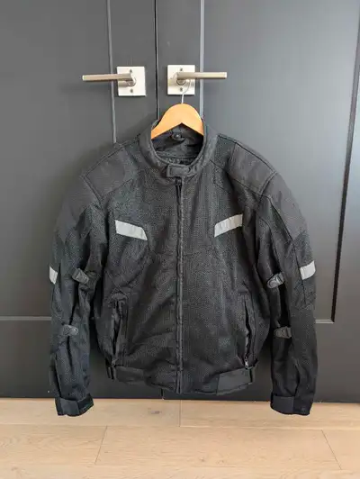 Lightweight and versatile motorcycle jacket. The exterior is breathable nylon mesh, perfect for summ...