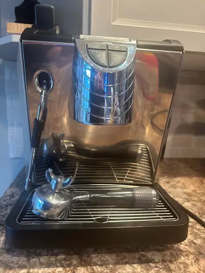 If you're serious about espresso at home, the Nuova Simonelli Oscar II is the machine serious barist...