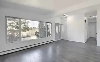 3 bedrooms main floor (1518 34 st se)