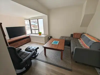 2 Bedroom 1 Den Townhouse Unfurnished Exhibition Park