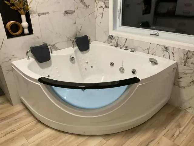 Baignoire a remous - whirlpool - Bathtub in Bathwares in Gatineau - Image 2