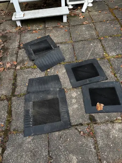 Tapis d’hiver pour auto ou petit camion . Ont été utilisés sur Pathfinder 2004, F150 2021 et Ranger...