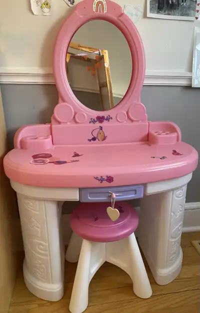 Step2 brand Kids Vanity in very good condition. Great gift for the little ones. Pick up Alta vista a...
