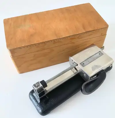 LIRE JUSQU'À LA FIN DU TEXTE. Antiquité RARE Pièce de collection. "CLIPPER" Cigarette machine en fon...