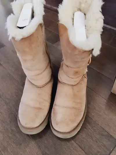 Ugg boots/bottes Ugg- $45 each/la paire, View more
