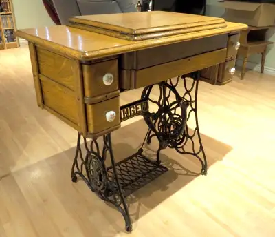 Meuble de machine à coudre Singer (antiquité), View more