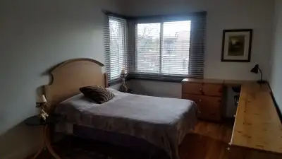 Tel: (438) 802-3933 Chambre meublée à louer dans un appartement avec salle de bain, cuisine, WiFi et...