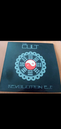 THE CULT Revolution VINYLE ORIGINAL COMME NEUF $20. 