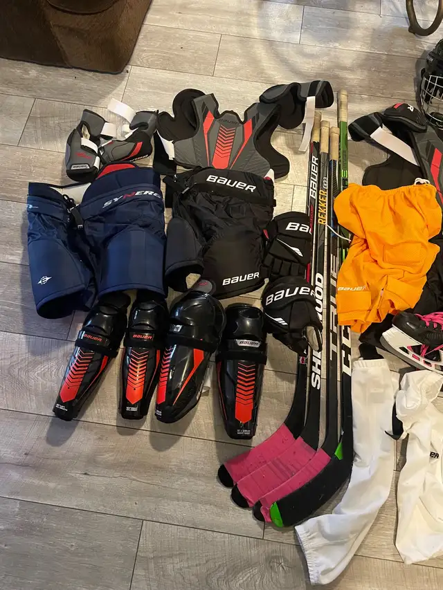 kids hockey equipment in Hockey in Norfolk County - Image 3