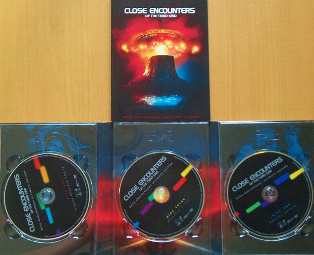 CLOSE ENCOUNTERS OF THE THIRD KIND DELUXE 3 DVD BOX SET LIKE NEW dans CD, DVD et Blu-ray  à Ville de Montréal - Image 2