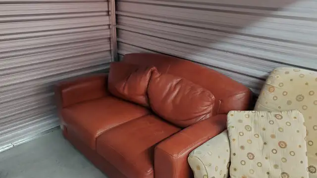 Red leather love seat couch in Couches & Futons in Ottawa - Image 5