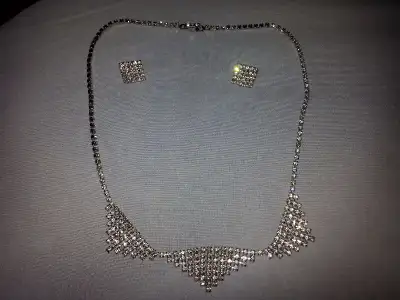 BEAUTIFUL COSTUME JEWELRY NECKLACE AND MATCHING EARRINGS, View more