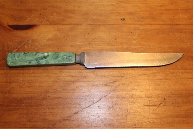 Single Old Mottled Green Bakelite or Catalin Dinner Knife in Arts & Collectibles in London - Image 2
