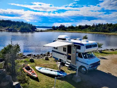 Magnifique campeur vintage Dodge Sportsman 1977. Seulement 86 000 km, moteur 318, bon état mécanique...