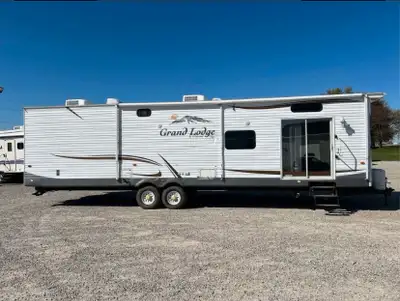 Spacious 40’ park model trailer – perfect for seasonal sites or long-term stays! • 2 slide-outs for...