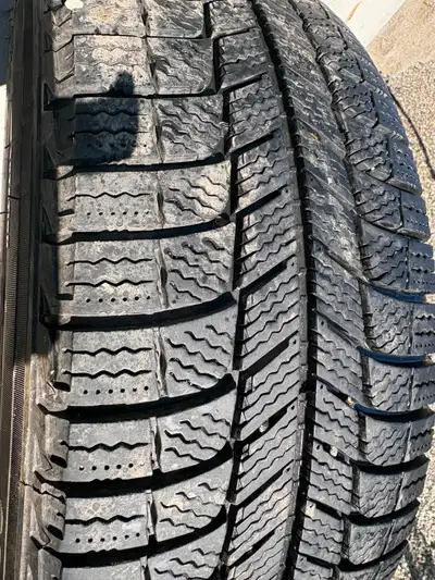 Ensemble de 4 pneus d'hiver Michelin X-Ice 215/55R17 en excellent état. Les pneus ont très peu roulé...