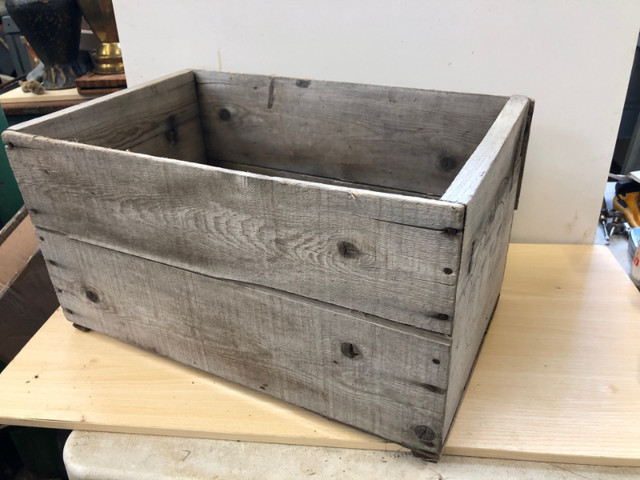 VINTAGE WOOD FRUIT CRATE FROM THE OKANAGAN #V0731 in Arts & Collectibles in Edmonton