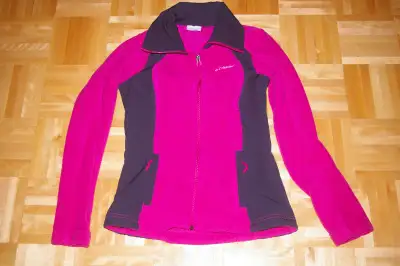 À vendre 1 manteau en molleton de marque COLUMBIA pour femmes X-SMALL. Il a été porté que 3-4 fois....