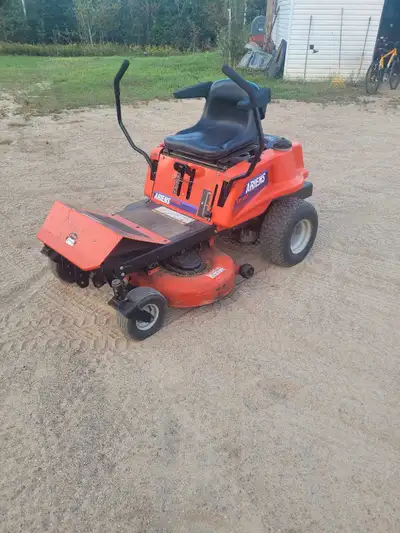 Tracteur Arien 1540, année 2007, moteur 15.5, fonctionne très bien. Prix: 1 900