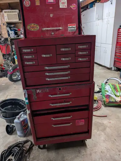 Please read the full ad to avoid wasting your time and mine, thanks.Older top and bottom tool chest...