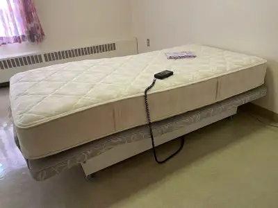Lit simple (jumeau) articulé (électrique) avec matelas à donner. En très bon état. Fonctionne bien....