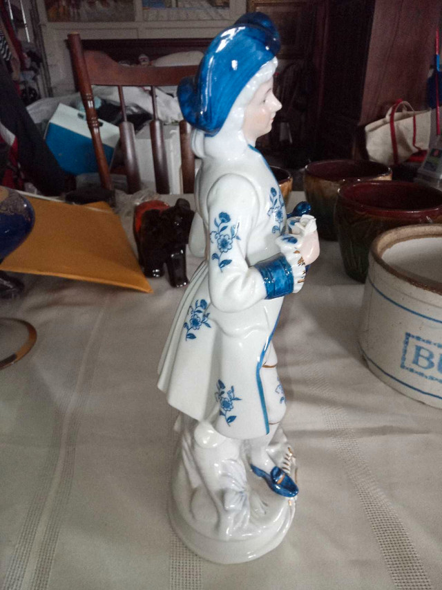 10 3/4 in. High porcelain figurine, violin, blue hat. in Arts & Collectibles in Yarmouth - Image 4