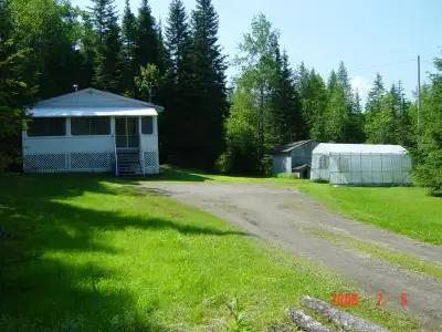Maison besoin de rénovations. Terrain 50 000pi2 Lac privé Accès depuis la route 343 Chasse & pêche
