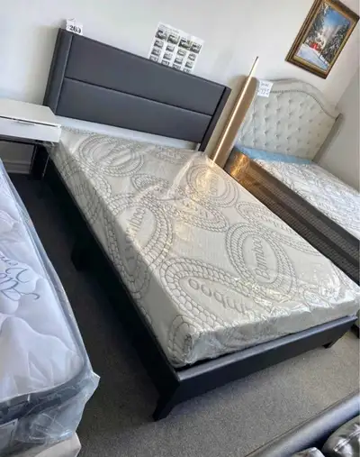 Lit double avec matelas à vendre , View more
