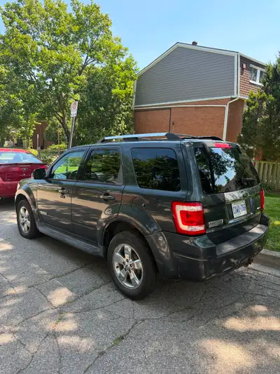 *MESSAGE OR CALL MY PHONE NUMBER* 365-323-1490 Selling my 2008 Ford Escape with 180,000kms. Top Pack...