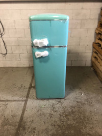 Condo sized fridge retro style 7cu.ft fridge/freezer 