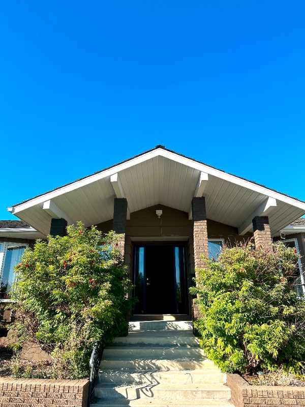 House in Evergreen Estates, backing FISH CREEK PARK! Long Term