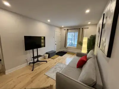 5 Bedrooms • 2 Bathrooms • 2 Kitchens Rosemont–La Petite-Patrie (H1X 2J1) Bright, modern, and renova...