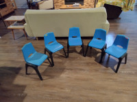 CHILDREN'S STACKABLE CHAIRS