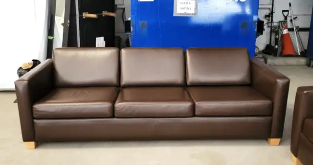Like new pretty elegant top grain leather couches can deliver in Couches & Futons in Owen Sound - Image 6