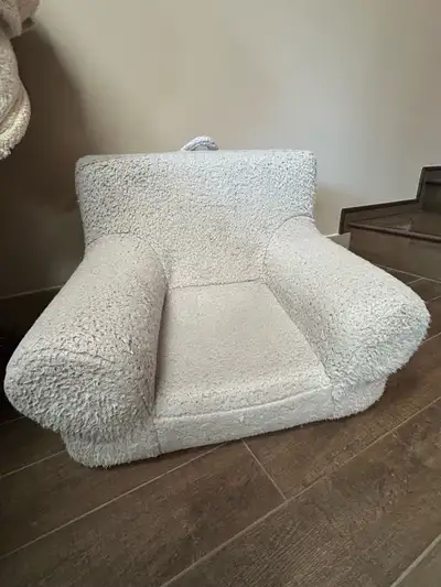 I am selling 1 kids couch, perfect for a playroom or bedroom. These cozy couches are in good conditi...
