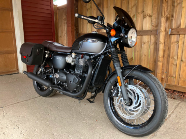 2022 Triumph Bonneville T120 Black Edition.  MINT CONDITION in Street, Cruisers & Choppers in Calgary - Image 4