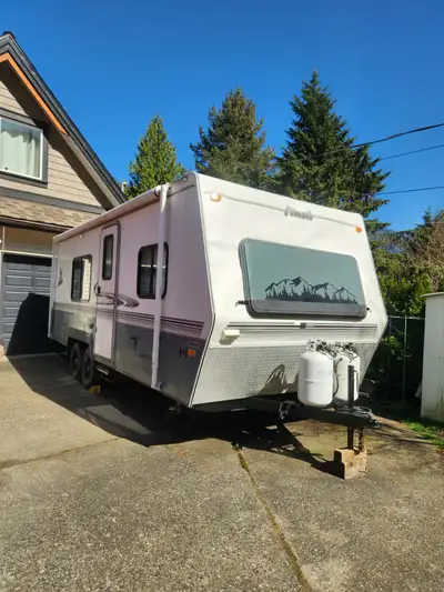 2003 Nash 22H Travel Trailer Gross weight is 4000 to 4500lbs Everything works as should, furnace wor...