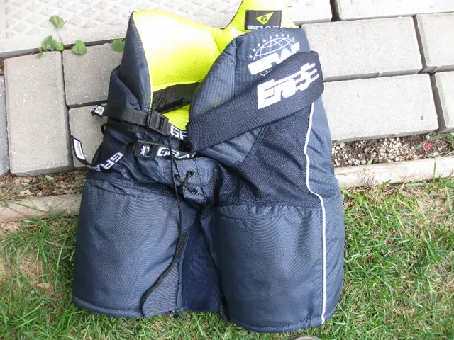 JUNIOR / YOUTH HOCKEY EQUIPMENT SHOULDER PADS PANTS HELMET GC in Hockey in Winnipeg - Image 2