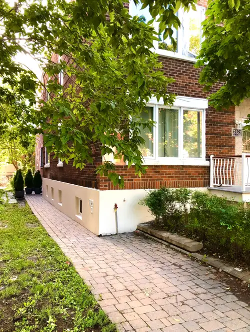 Located at a few minutes walk from the Châteaufort community garden, Kent Park, Ghandi Park and the...