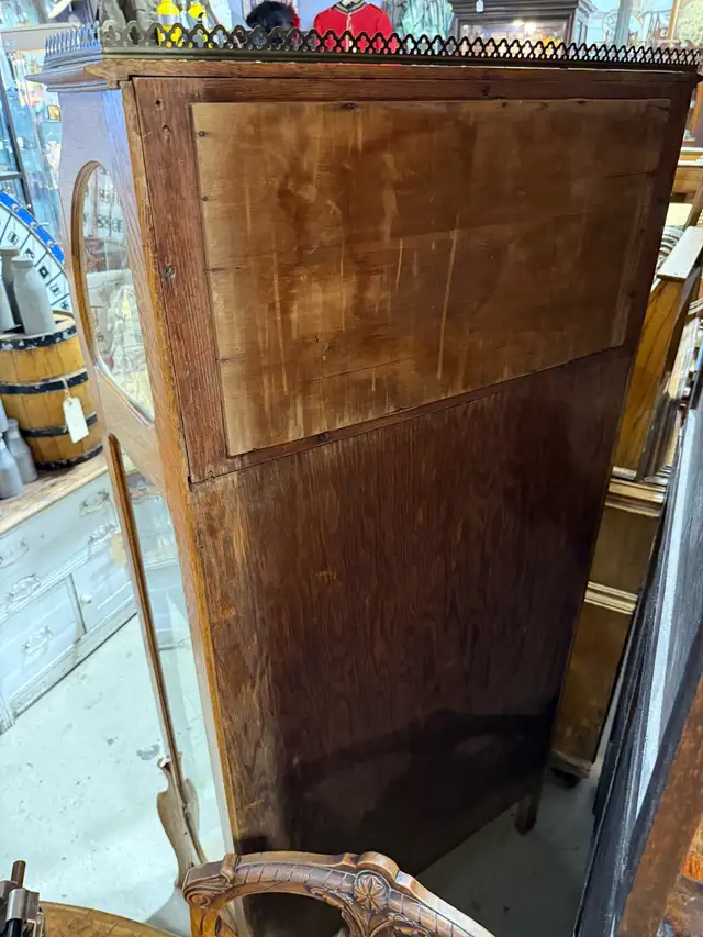 really unique light oak curved top cabinet  in Hutches & Display Cabinets in Edmonton - Image 10