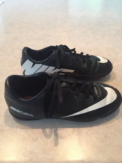 Souliers de soccer intérieur pour enfant. Nike Mercurial Grandeur 1 Noir et blanc Tres propre Je sui...