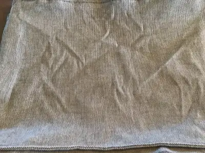 Housse pour pouf, repose pied en très bon état. Il est propre, il à été lavé dernièrement. Il y a le...