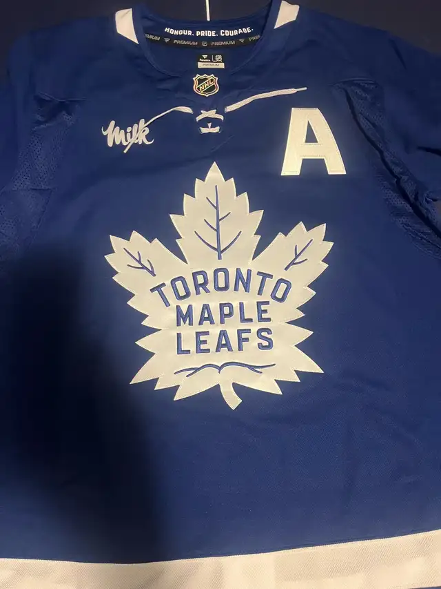 Reilly signed jersey in Hockey in Hamilton - Image 4