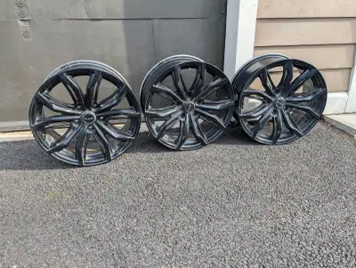 3 Mags RTX Vertex noir de 17'' avec Bolt pattern 5x120 et bore de 72mm pour BMW. J'ai la quatrième m...