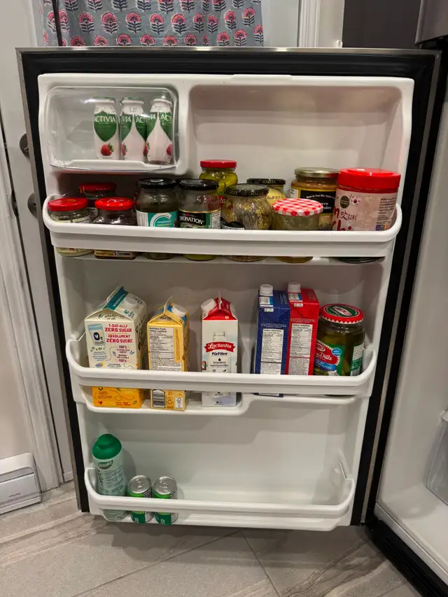 Frigidaire Refrigerator - Réfrigérateur Frigidaire in Refrigerators in City of Montréal - Image 6