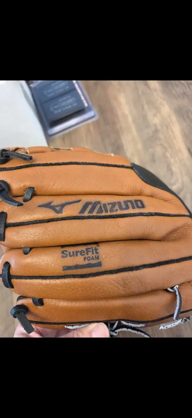 Mizuno left baseball glove 1264711646357762121