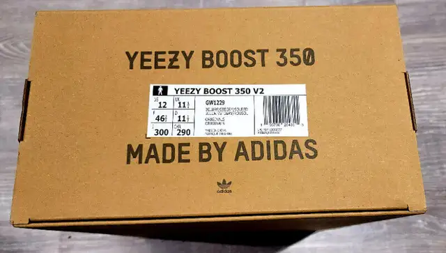 YEEZY BELUGA REFLECTIVE 350 V2 BOOST SIZE 12 in Men's Shoes in Markham / York Region - Image 11