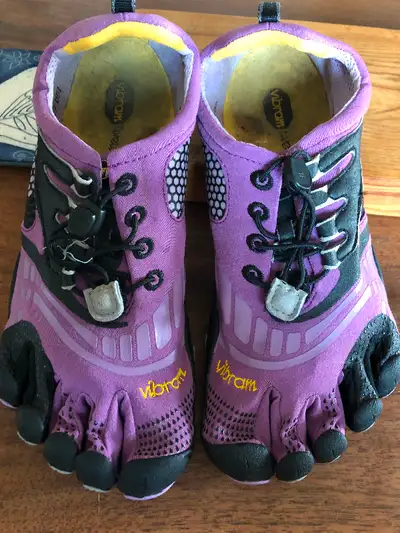 A normal size Canadian size 9 Foot Ladies Vibram “Fivefingers” barefoot shoes in excellent condition...