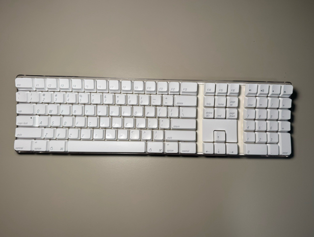 Apple Wireless Keyboard A1016 Bluetooth Full Size White in Mice, Keyboards & Webcams in City of Toronto - Image 2